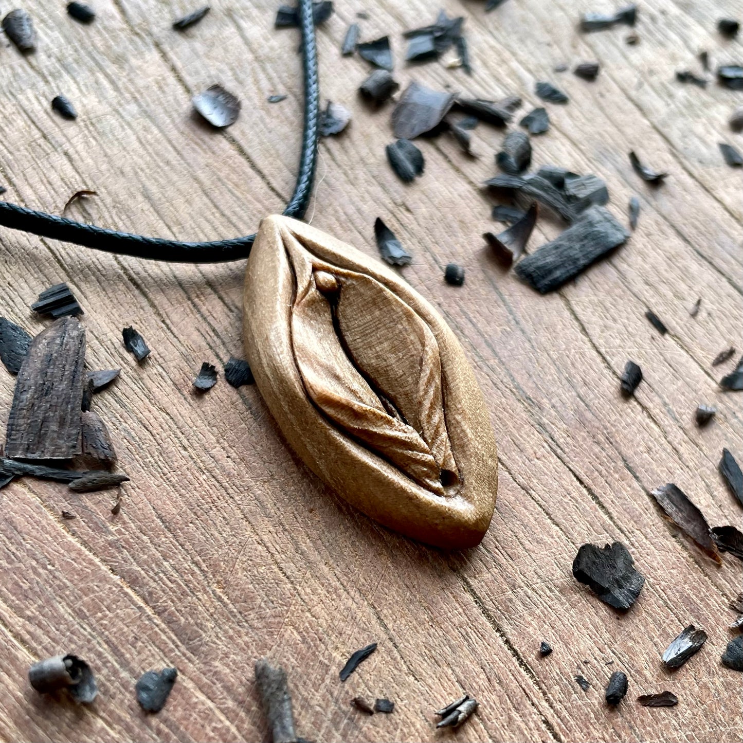 Ciondolo in legno di noce italiano Vulva
