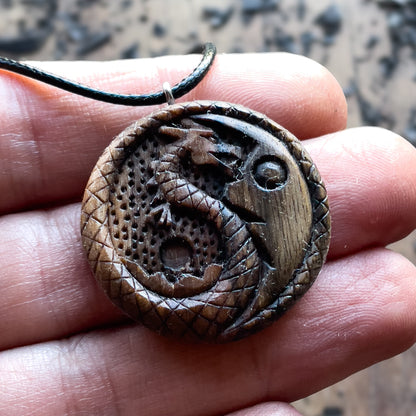 Ciondolo in legno di noce del drago Yin Yang