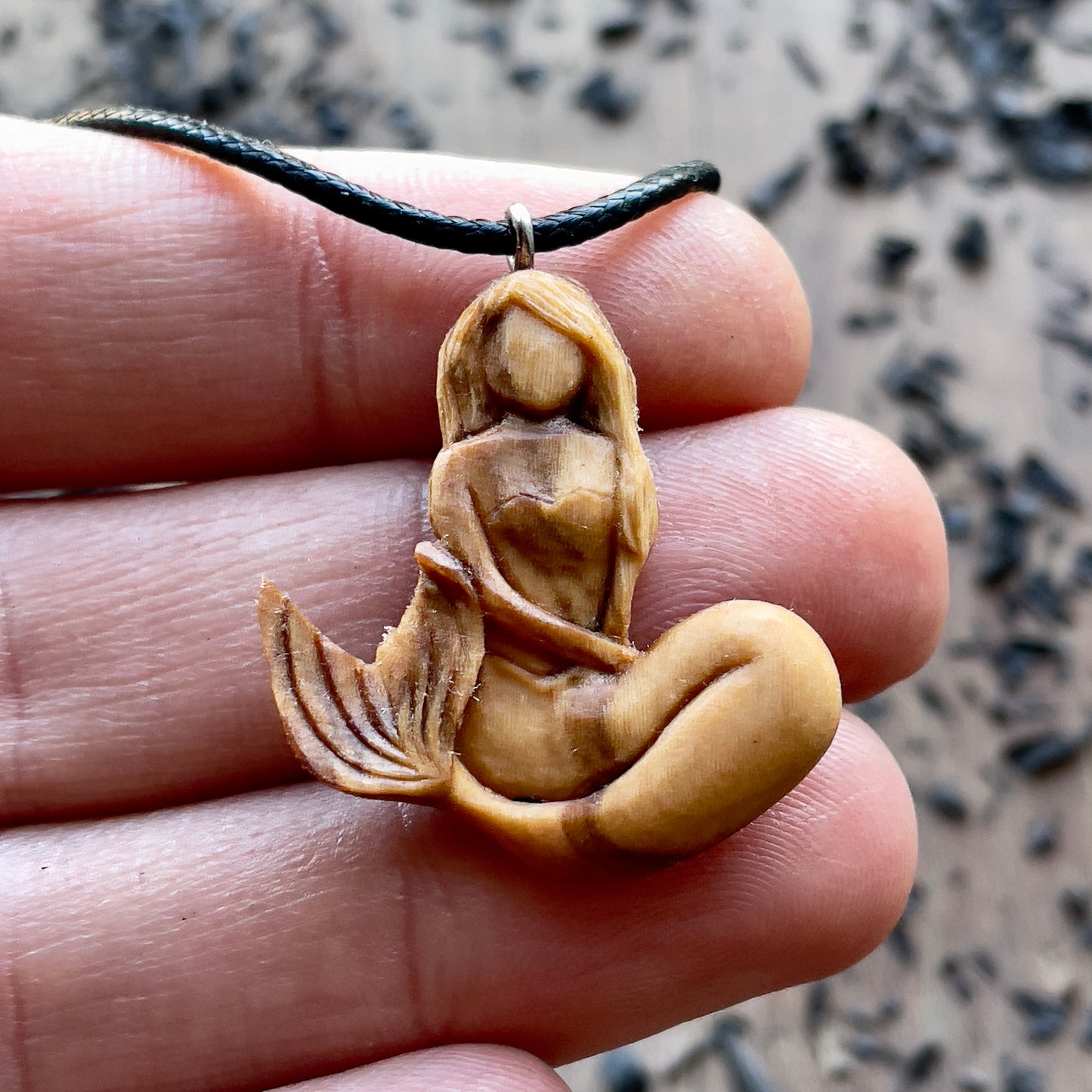 Ciondolo in legno di prugna sirena