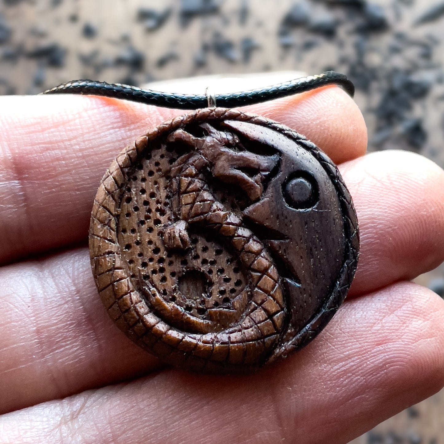 Ciondolo in legno di noce del drago Yin Yang