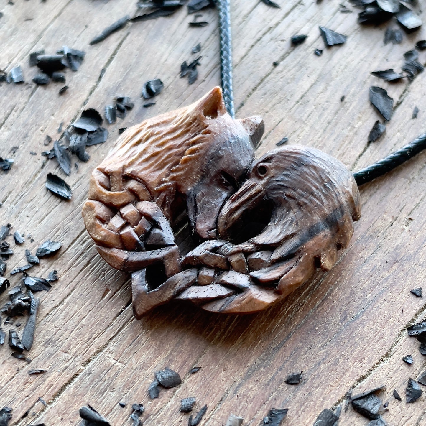 Ciondolo in legno di noce lupo e corvo