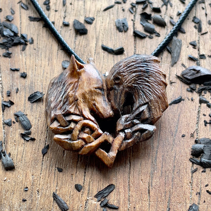 Ciondolo in legno di noce lupo e corvo