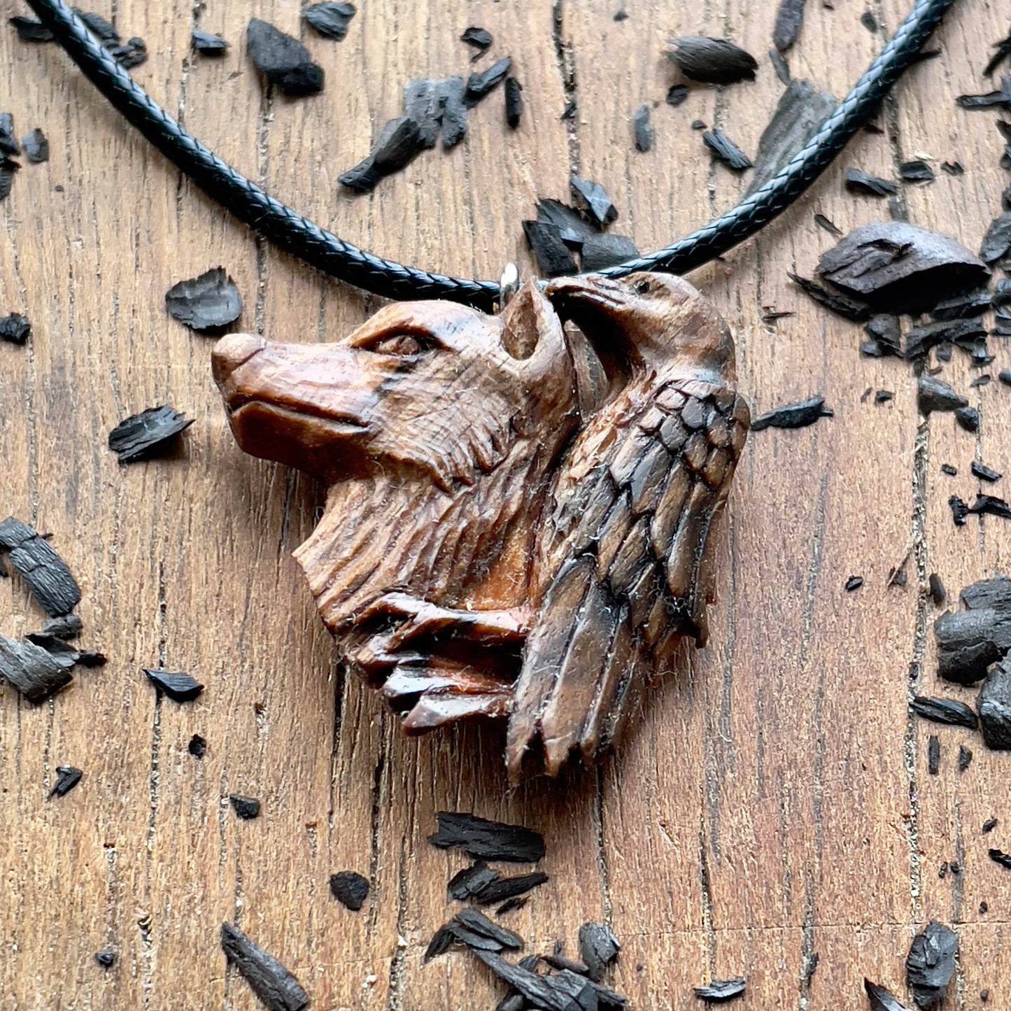 Ciondolo in legno di noce lupo e corvo