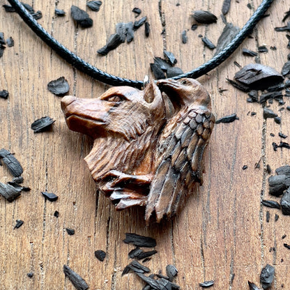 Ciondolo in legno di noce lupo e corvo