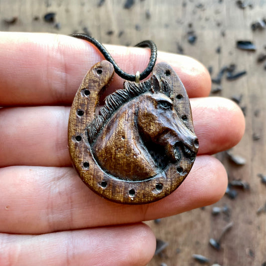Ferro di cavallo con ciondolo a forma di cavallo