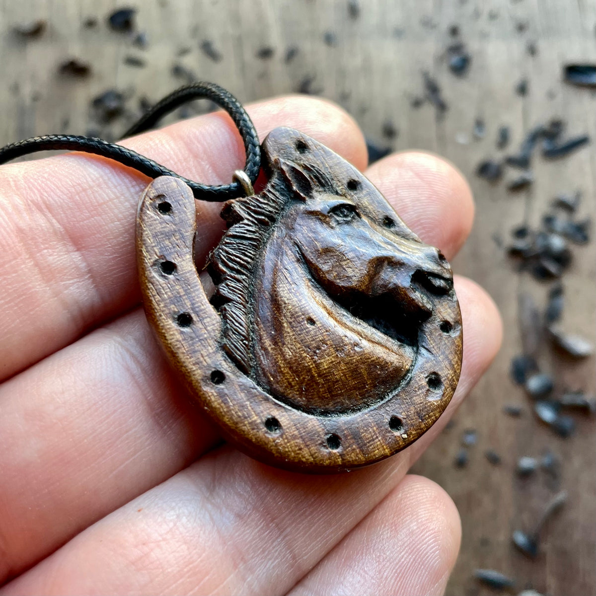 Ferro di cavallo con ciondolo a forma di cavallo