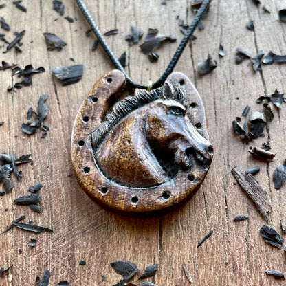 Ferro di cavallo con ciondolo a forma di cavallo