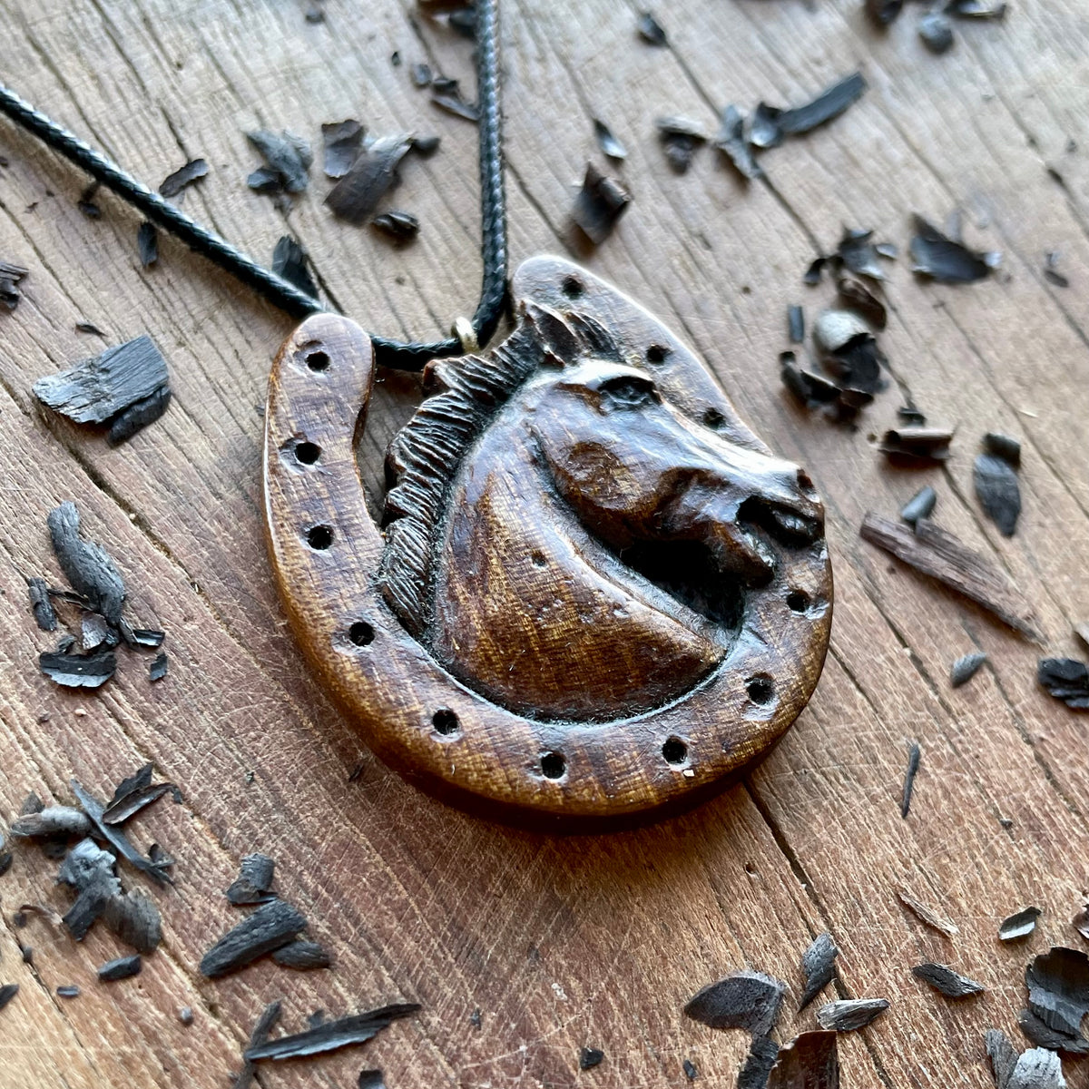 Ferro di cavallo con ciondolo a forma di cavallo