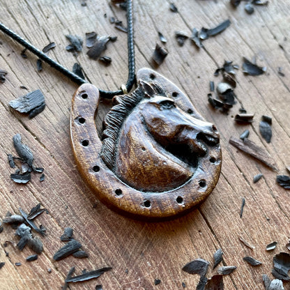Ferro di cavallo con ciondolo a forma di cavallo