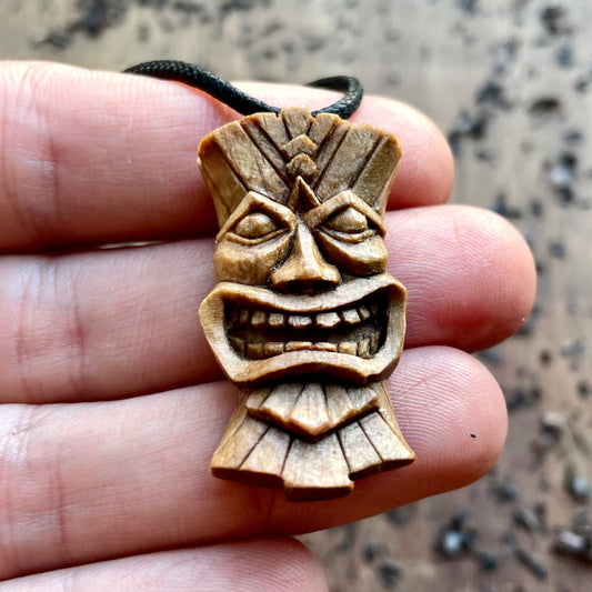 Ciondolo in legno di noce con maschera Tiki