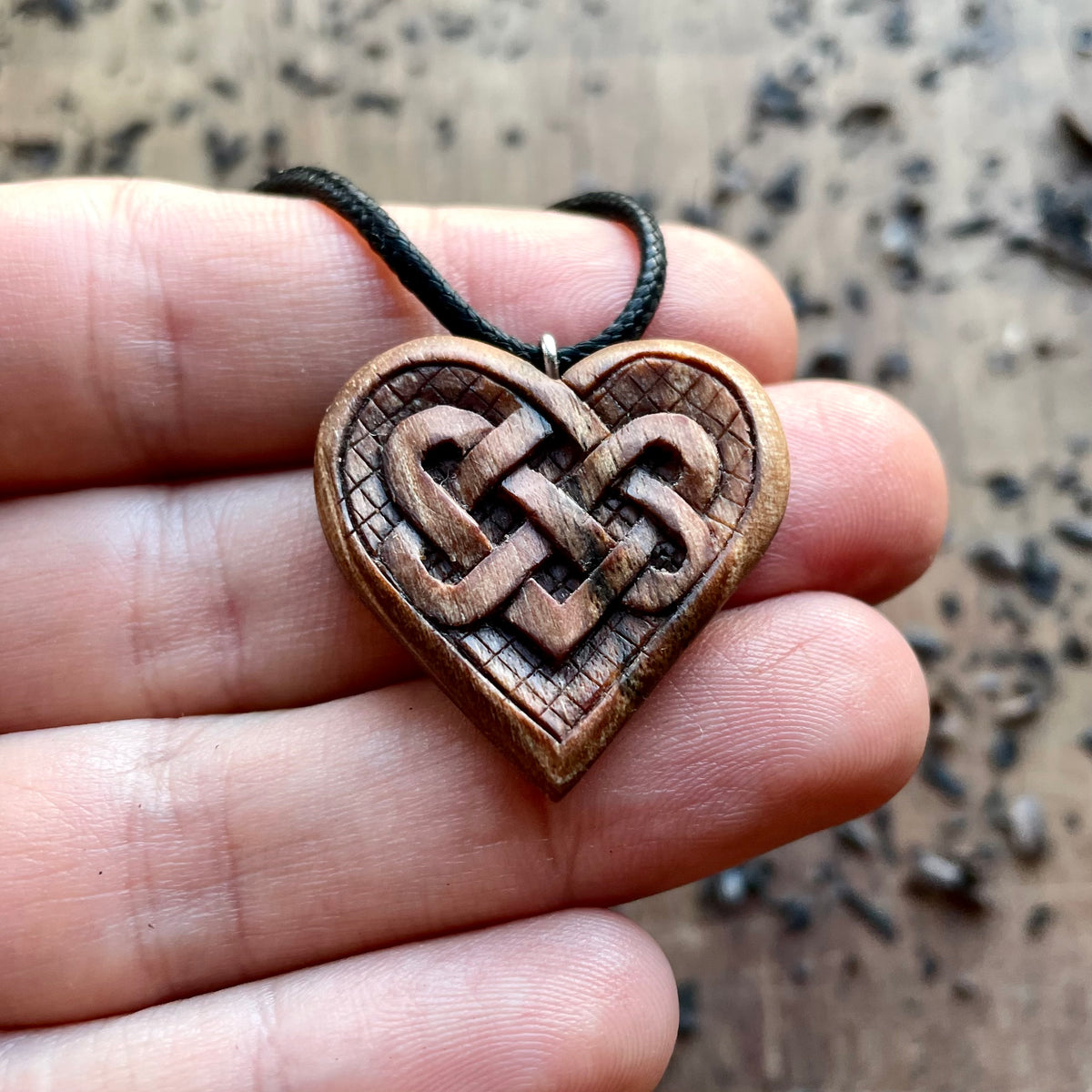 Ciondolo a forma di cuore con nodi celtici