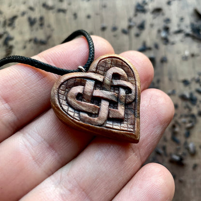 Ciondolo a forma di cuore con nodi celtici