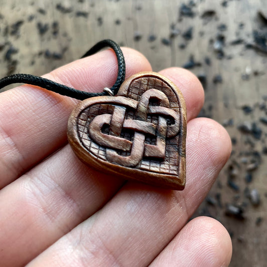 Ciondolo a forma di cuore con nodi celtici