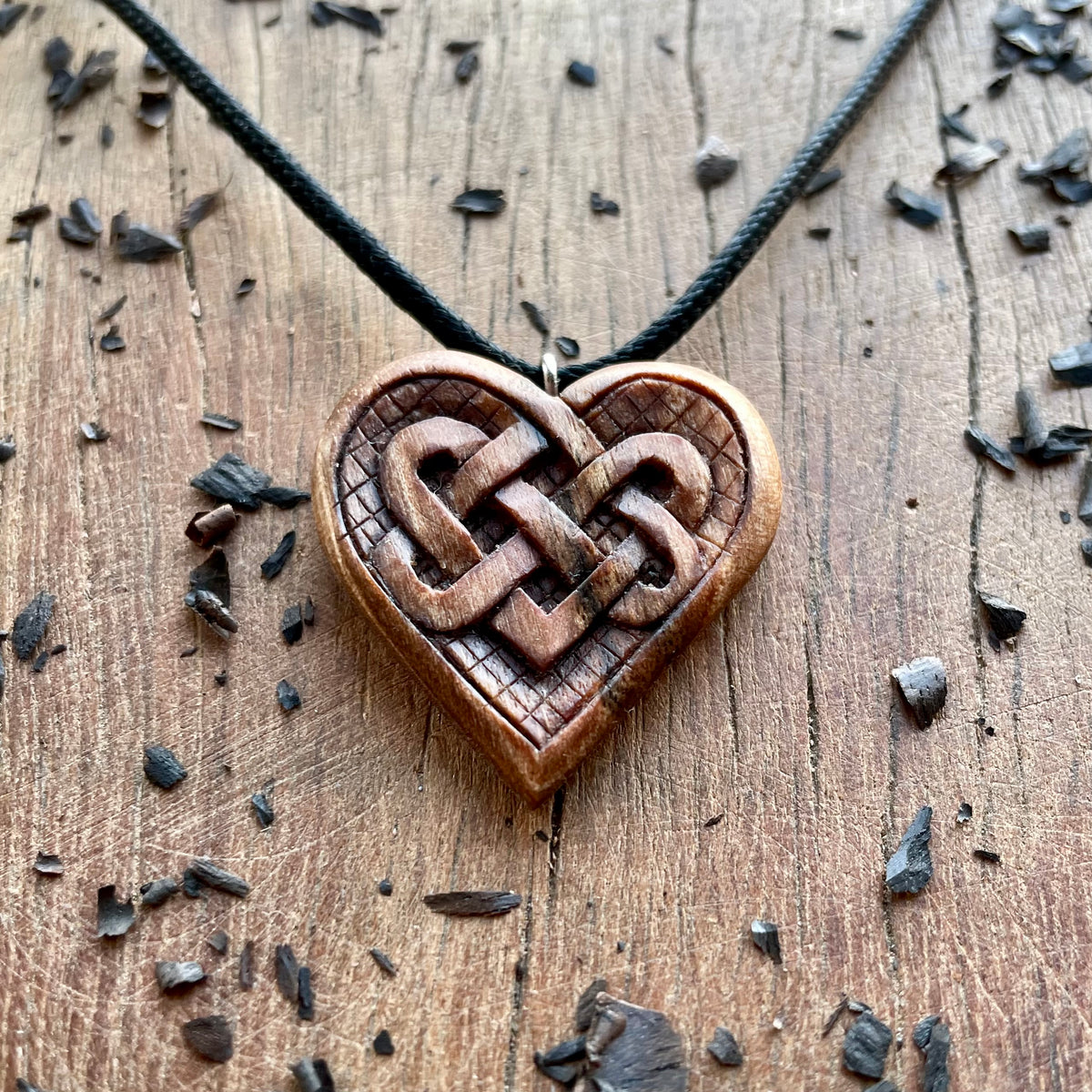 Ciondolo a forma di cuore con nodi celtici