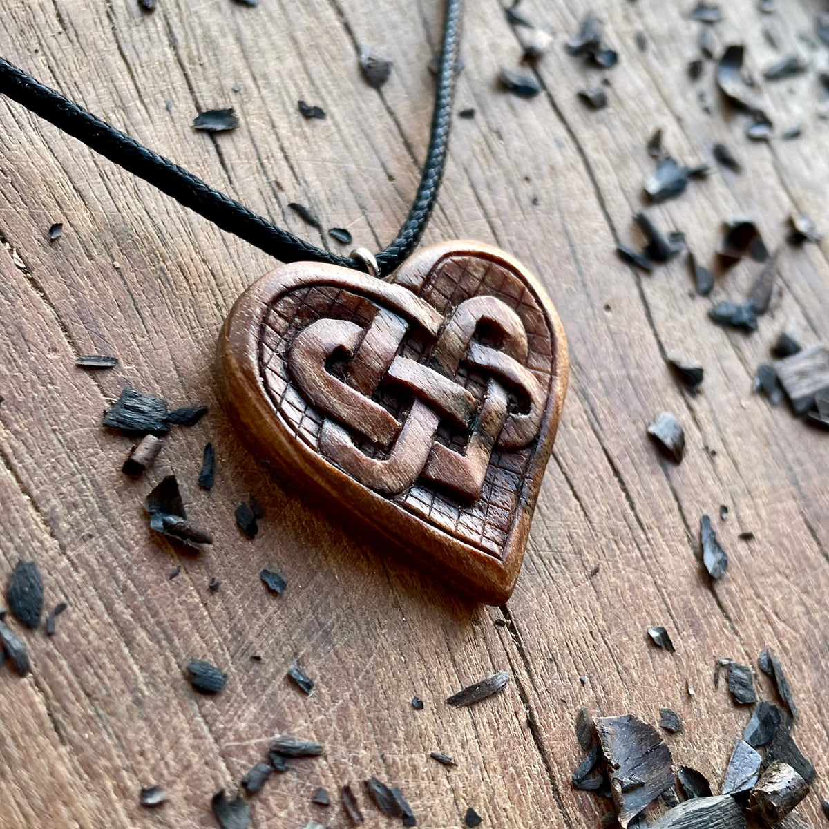 Ciondolo a forma di cuore con nodi celtici