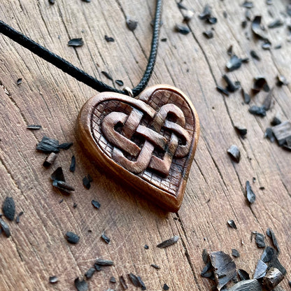 Ciondolo a forma di cuore con nodi celtici