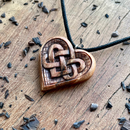 Ciondolo a forma di cuore con nodi celtici