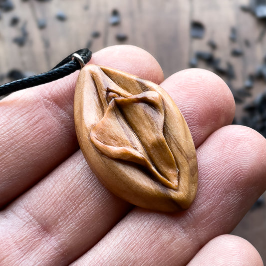Ciondolo in legno di noce americano Vulva