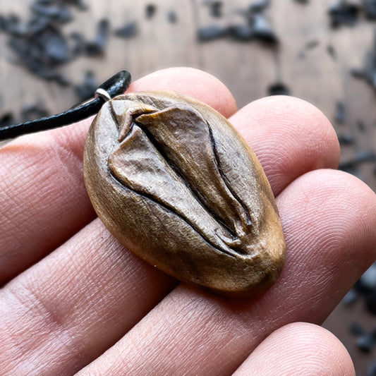 Ciondolo in legno di noce italiano Vulva