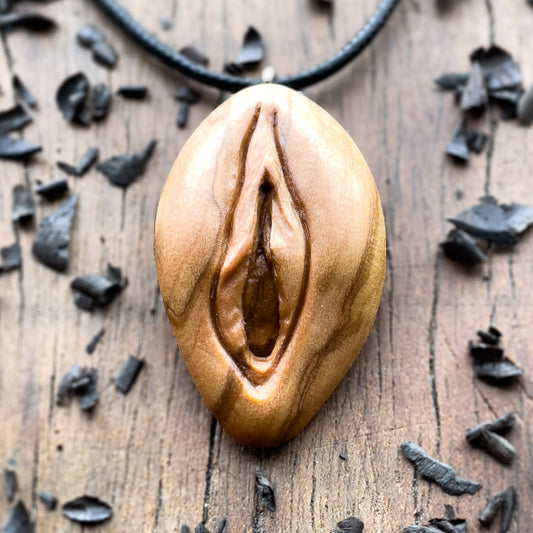 Ciondolo in legno d'ulivo Vulva