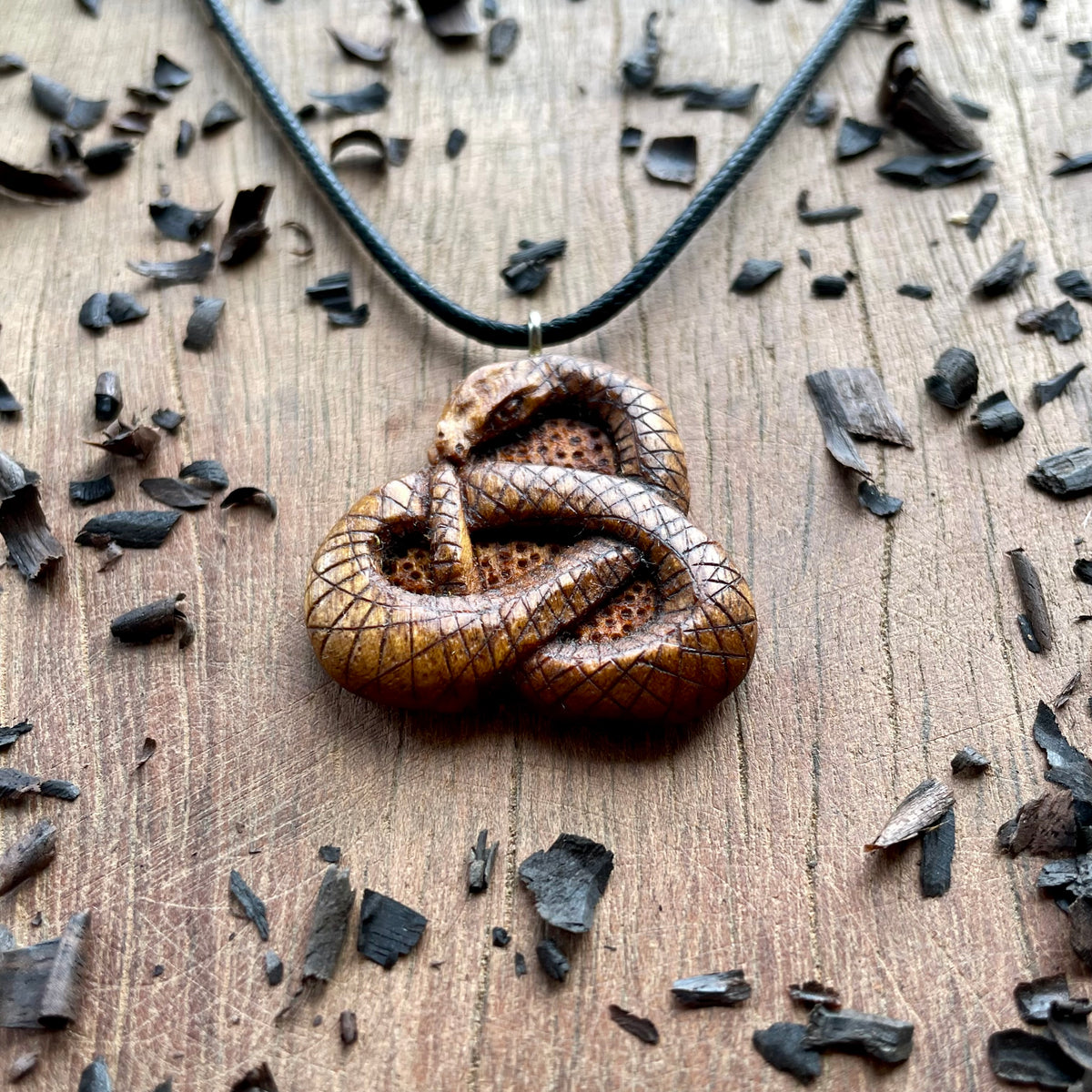 Ouroboros Pendant – Round Triquetra