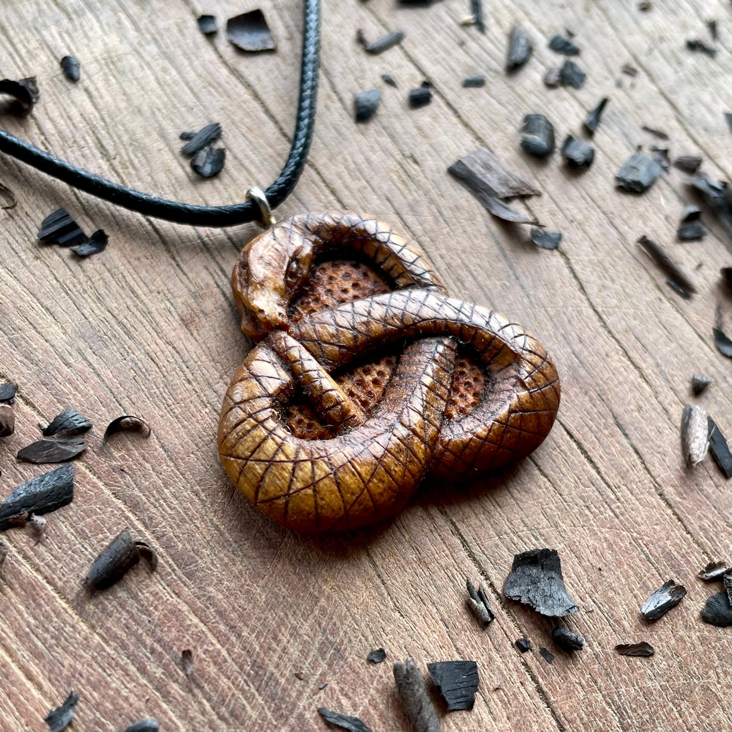 Ouroboros Pendant – Round Triquetra