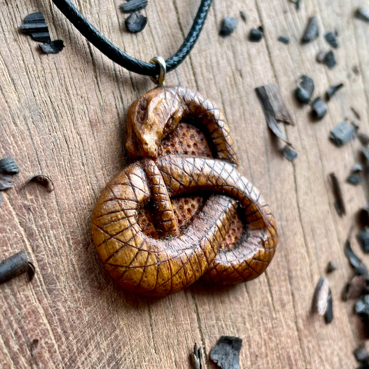 Ouroboros Pendant – Round Triquetra