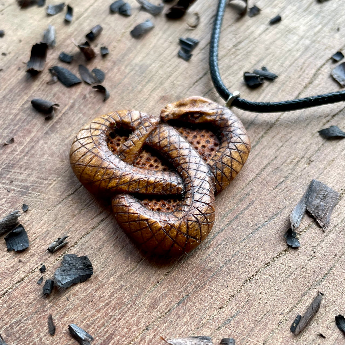 Ouroboros Pendant – Round Triquetra