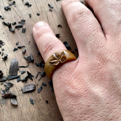 Anello in legno di ulivo con foglia d'acero