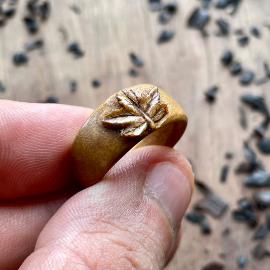 Anello in legno di ulivo con foglia d'acero
