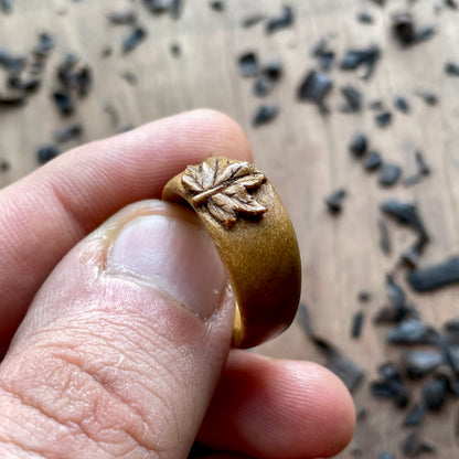Anello in legno di ulivo con foglia d'acero