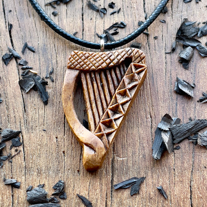 Ciondolo in legno di noce con arpa celtica
