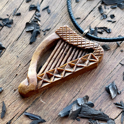 Ciondolo in legno di noce con arpa celtica