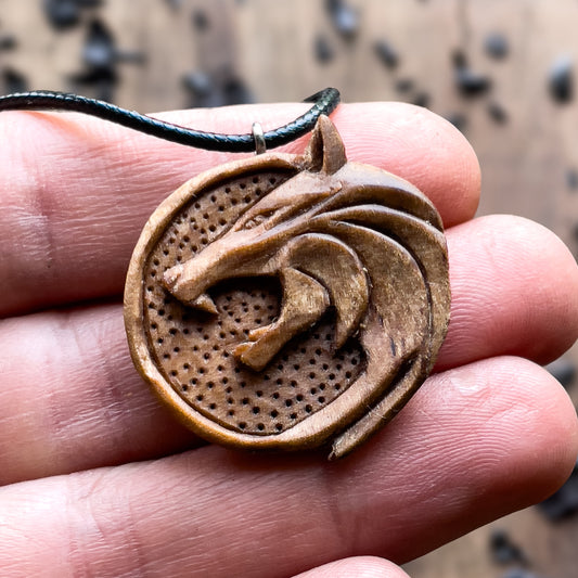 Ciondolo in legno di noce Witcher Wolf
