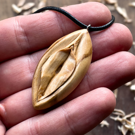 Ciondolo in legno d'ulivo Vulva