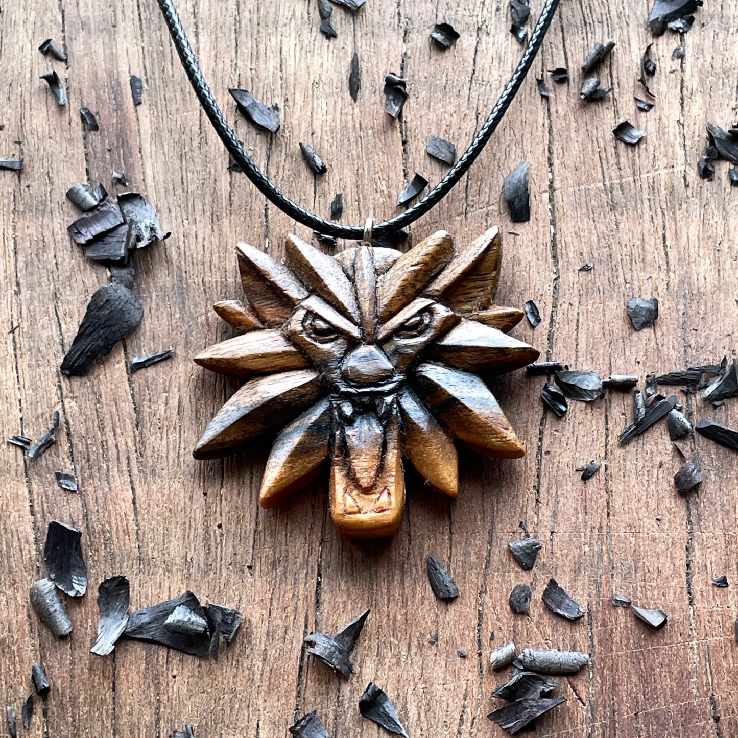 Ciondolo in legno di noce Witcher Wolf