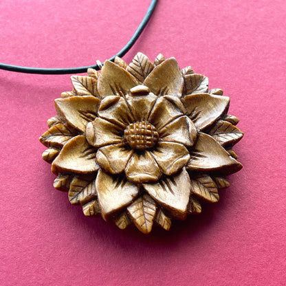 Ciondolo a forma di fiore mandala