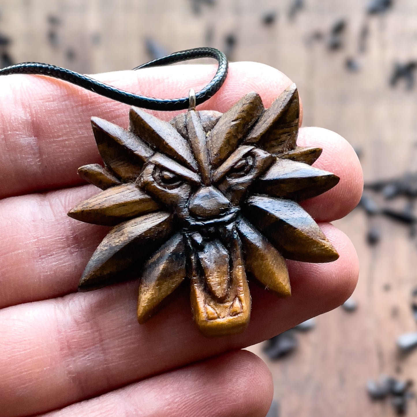 Ciondolo in legno di noce Witcher Wolf