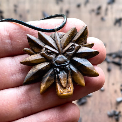 Ciondolo in legno di noce Witcher Wolf