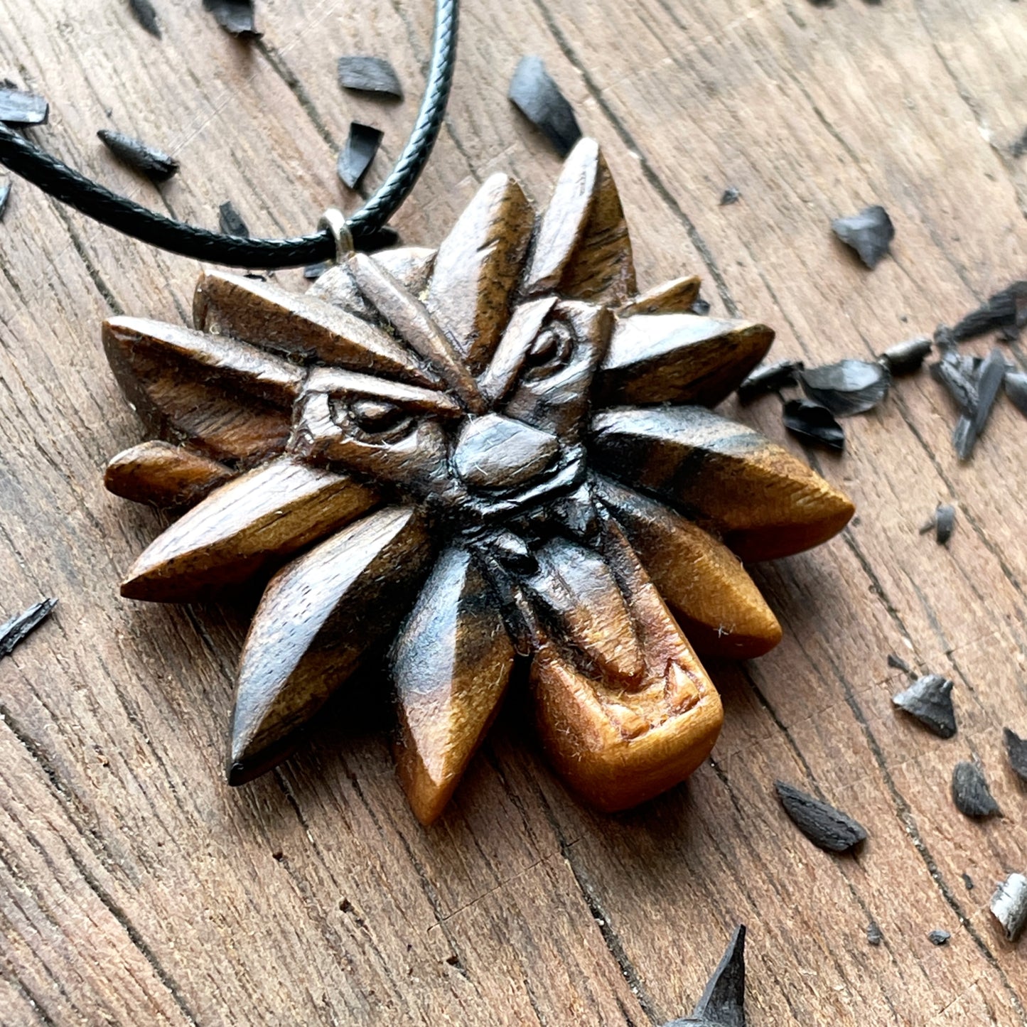 Ciondolo in legno di noce Witcher Wolf